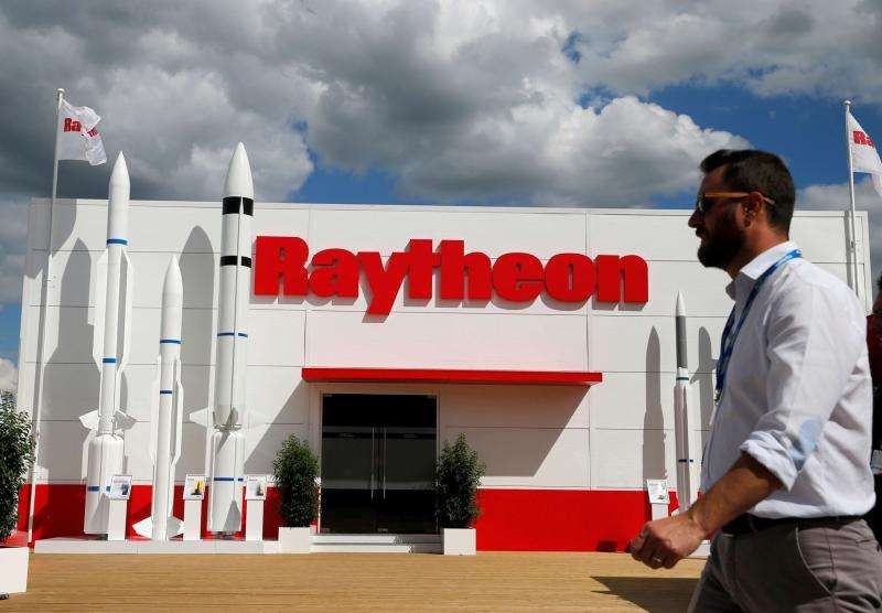 Seorang pengunjung berjalan melewati stan Raytheon di Pameran Udara Internasional Paris ke-53 di Bandara Le Bourget dekat Paris, Prancis. (Foto: Reuters)