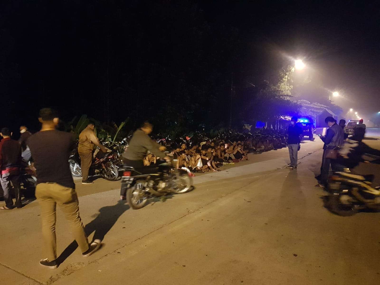 Polisi menggerebek lokasi balap liar di Kecamatan Trowulan.(foto istimewa)