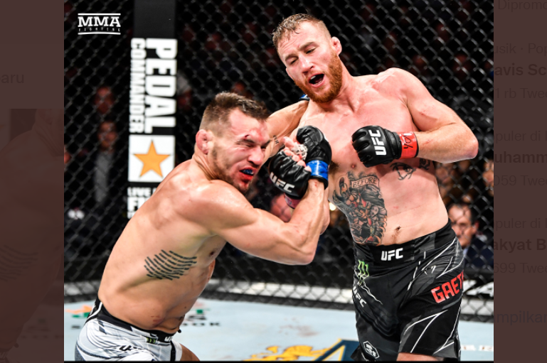 Laga antara Justin Gaethje dan Michael Chandler berlangsung keras sepanjang 3 ronde. (Foto: Twitter)