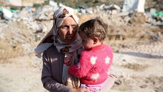 Seorang wanita Badui Palestina,  penduduk Masafer Yatta, di Tepi Barat  melihat buldoser Israel menghancurkan perumahan penduduk. (Foto:EPA/Al Jazeera)