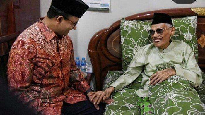 KH Ali Yafie dan Anies Baswedan, saat silaturahmi di kediaman ulama legendaris itu di kawasan Bintaro, Jakarta. (Foto: Istimewa)