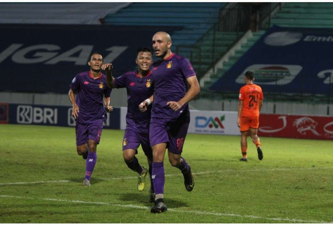 Mesin gol Persik Kediri berkebangsaan Spanyol Youssef Ezzajjari cetak gol ke gawang Persiraja. (Foto: Istimewa)