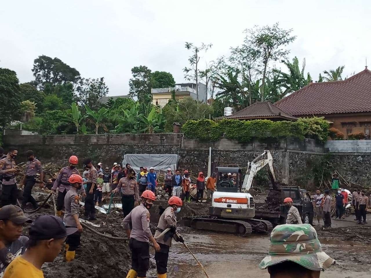 Proses evakuasi banjir bandang di Kota Batu, Jumat 5 November 2021. (Foto: Lalu Theo/Ngopibareng.id)