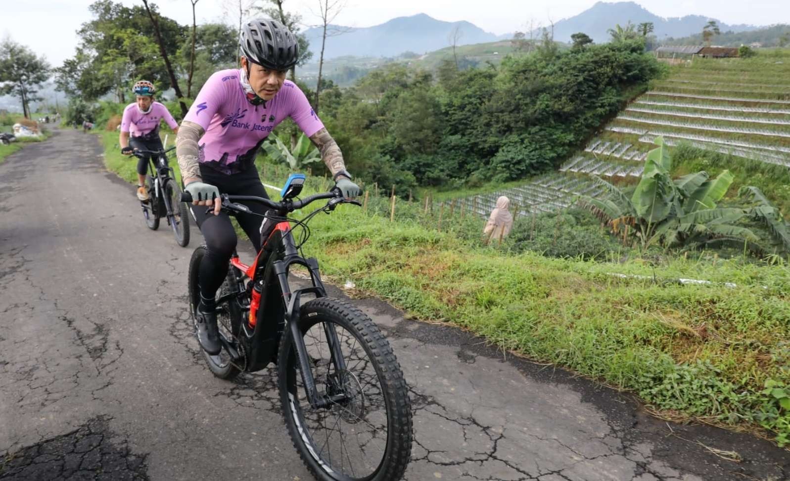 Ganjar Pranowo saat melewati rute tanjakan di Tour de Borobudur. (Foto: Istimewa)