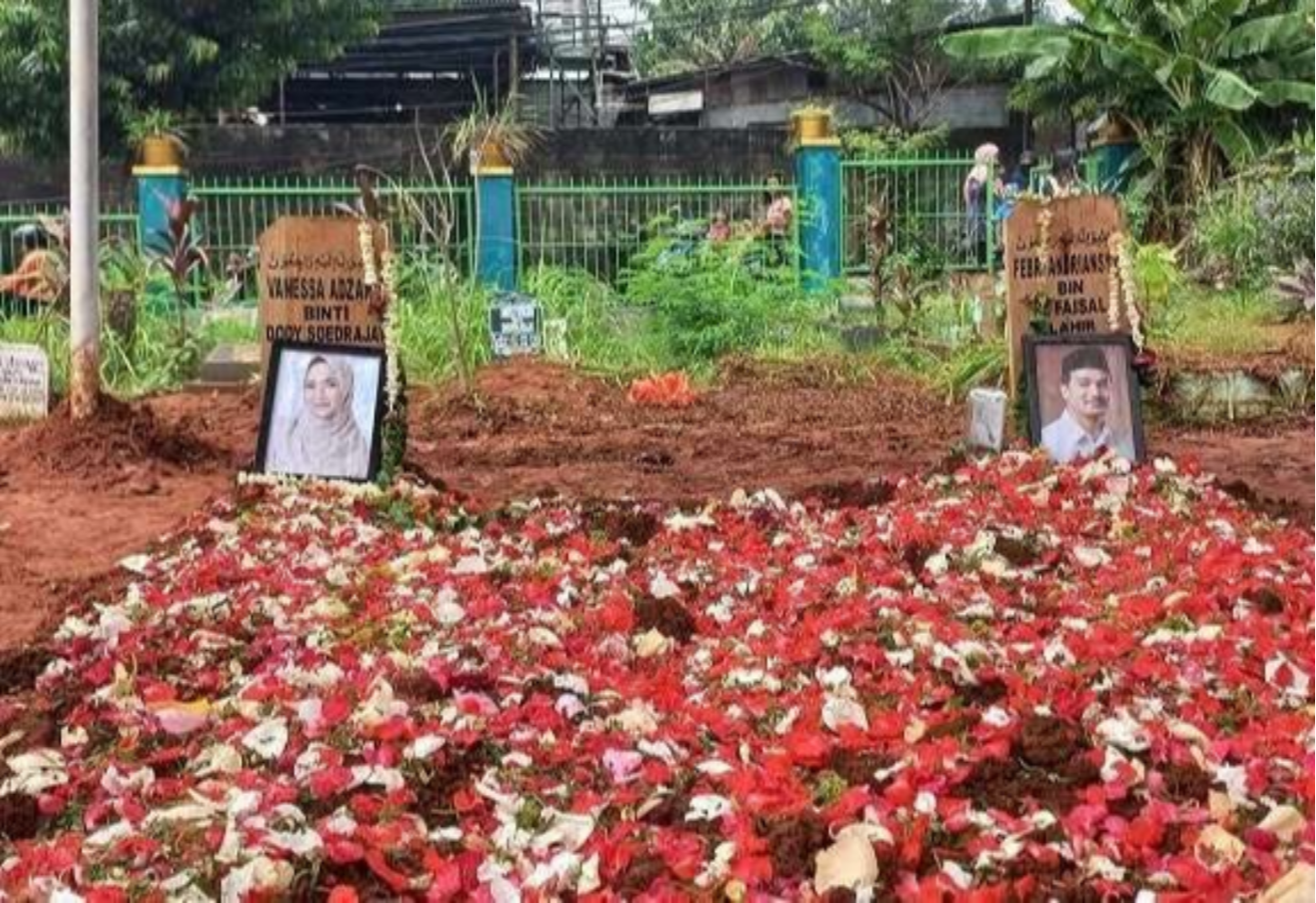 Makam Vanessa Angel dan Bibi Ardiansyah. (Foto: Istimewa)