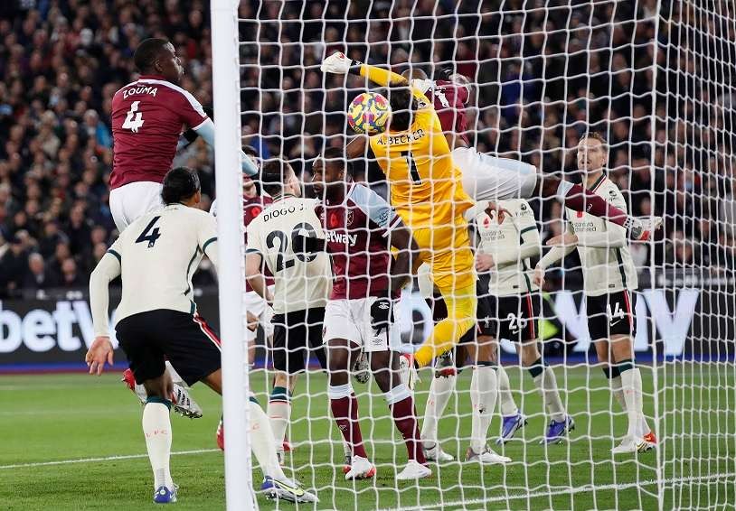 Kemelut di gawang Alisson Becker dalam lanjutan Liga Inggris. (Foto: Twitter @premierleague)