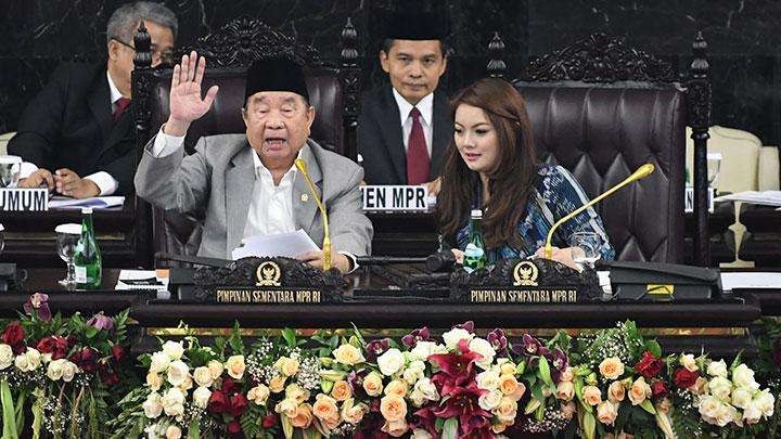 Abdul Wahab Dalimunthe saat memimpin sidang di DPR RI. (Foto: Ant)