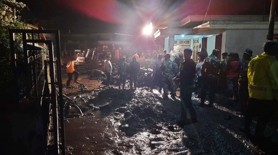 Proses pembersihan material lumpur akibat banjir bandang oleh petugas gabungan di Dusun Sambong, Desa Bulukerto, Kota Batu (Foto: Lalu Theo/ngopibareng.id)