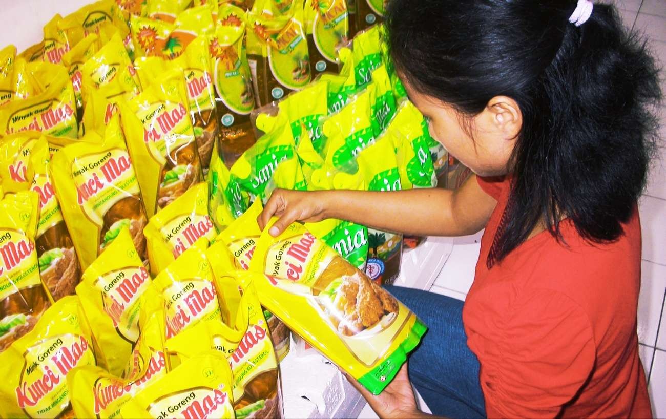 Emak - emak di Bondowoso pusing tujuh keliling dengan meroketnya harga minyak goreng kemasan dan curah dua pekan terakhir ini. (foto:Guido/ngopibareng.id)