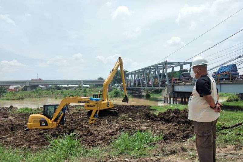 Pemkab Gresik terjunkan 17 alat berat untuk keruk sedimentasi Kali Lamong. (Foto: Ant)