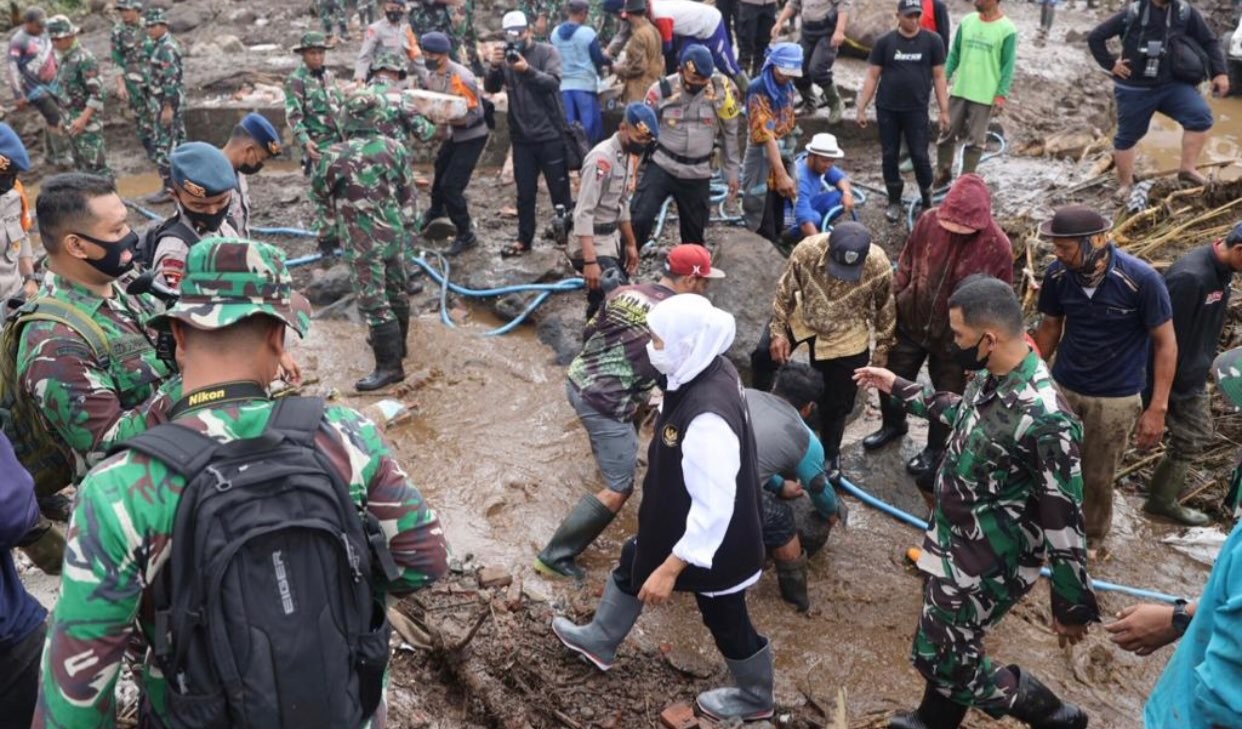 Gubernur Jatim, Khofifa Indar Parawansa, saat meninjau proses perbaikan jalan pasca banjir bandang di Kota Batu (Foto: dok. Humas Pemprov Jatim)