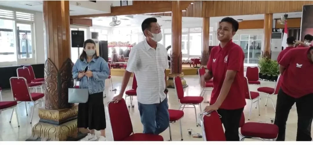 Juru taktik Persedikab Tony Ho bersama istri. (Foto: Fendhy Plesmana/Ngopibareng.id)