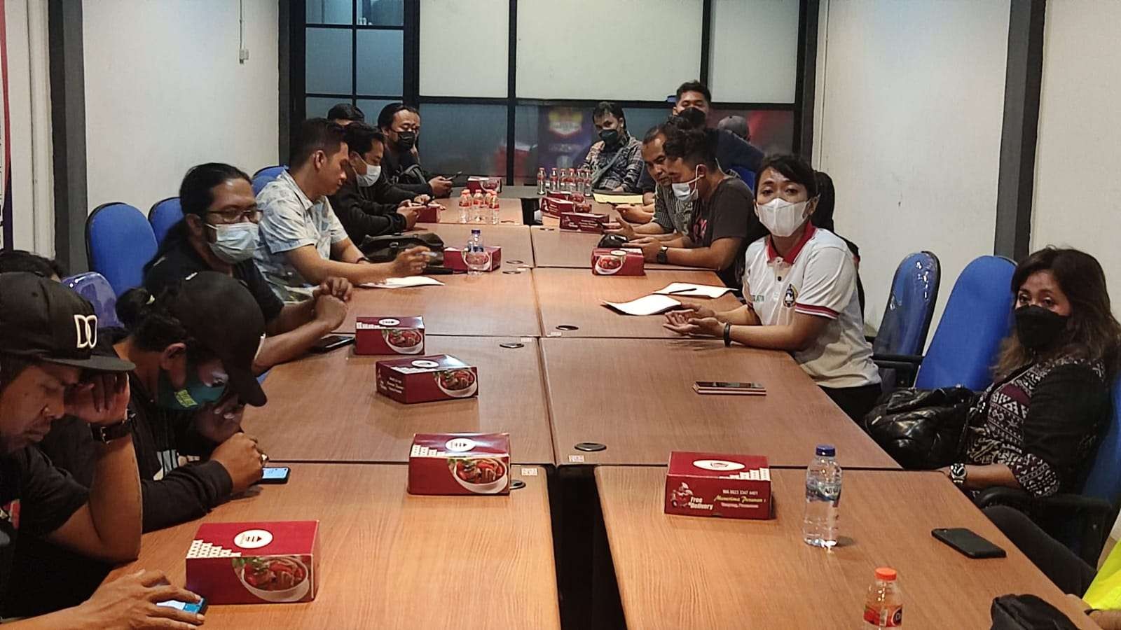 Sekretaris PSSI Jatim, Dyan Puspito Rini (dua dari kanan) menemui Bonek di Kantor PSSI Jatim, Surabaya, Selasa 9 November 2021. (Foto: Fariz Yarbo/Ngopibareng.id)