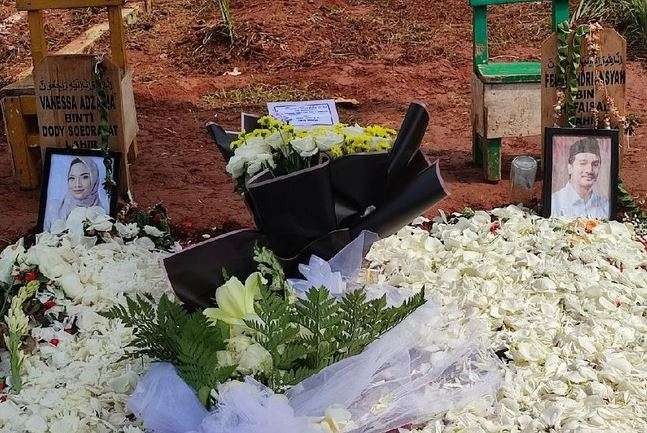 Kondisi makam pasangan sehidup semati, Vanessa Angel dan Bibi Ardiansyah di Taman Makam Islam Malaka, Jakarta Selatan, sebelum rusak. (Foto: Istimewa)