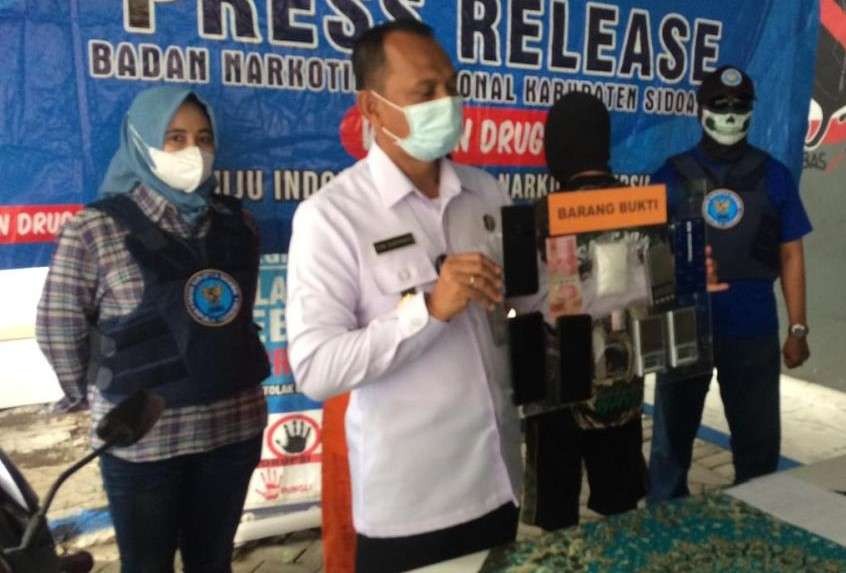 BNNK Sidoarjo tangkap dua perempuan yang diduga edarkan sabu. (Foto: Dok BNN)