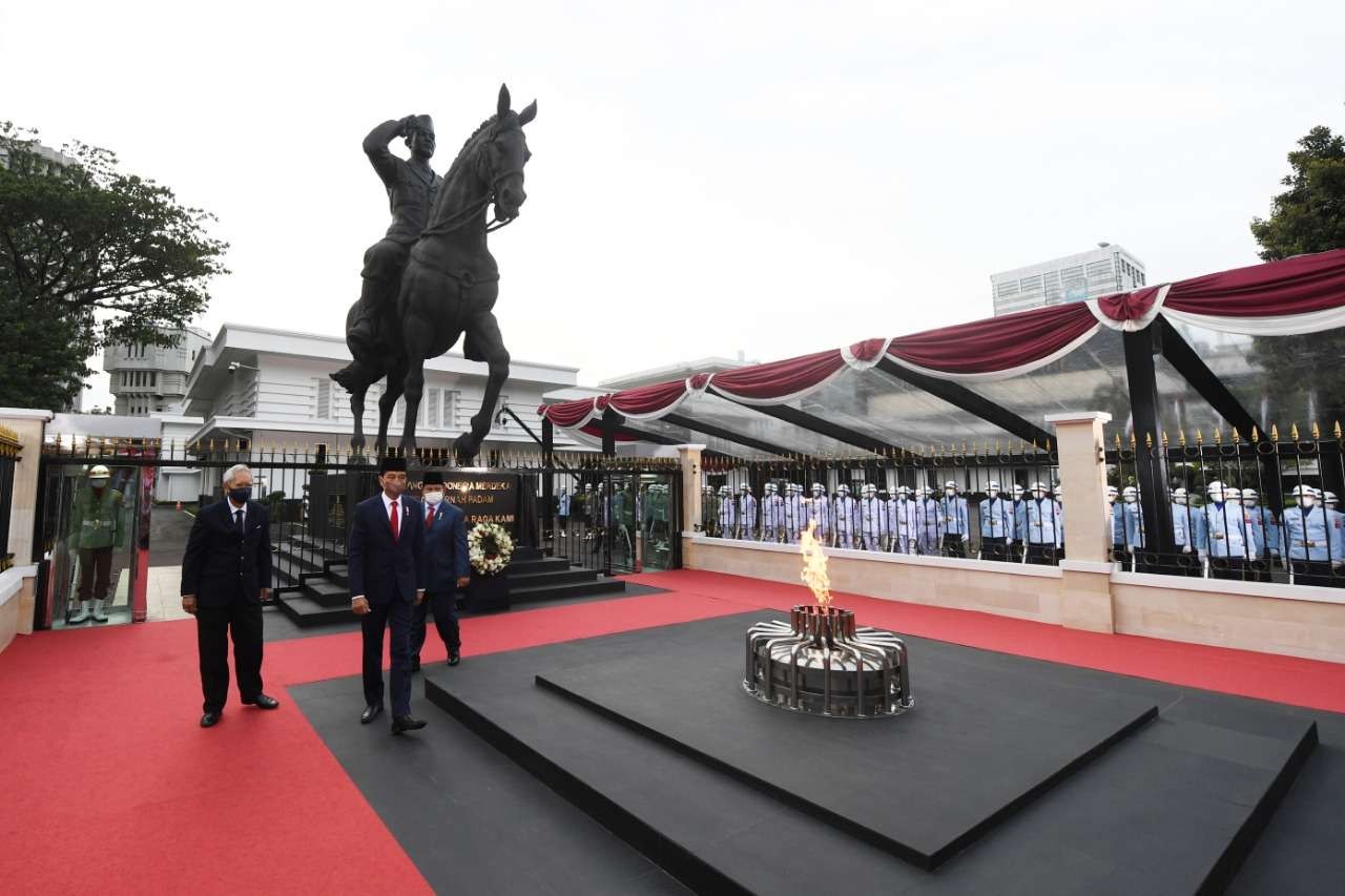 Tugu api melatarbelakangi patung Bung Karno di  lapangan depan Kantor Kemenhan yang diresmikan Presiden Jokowi.  (Foto: Setpres)