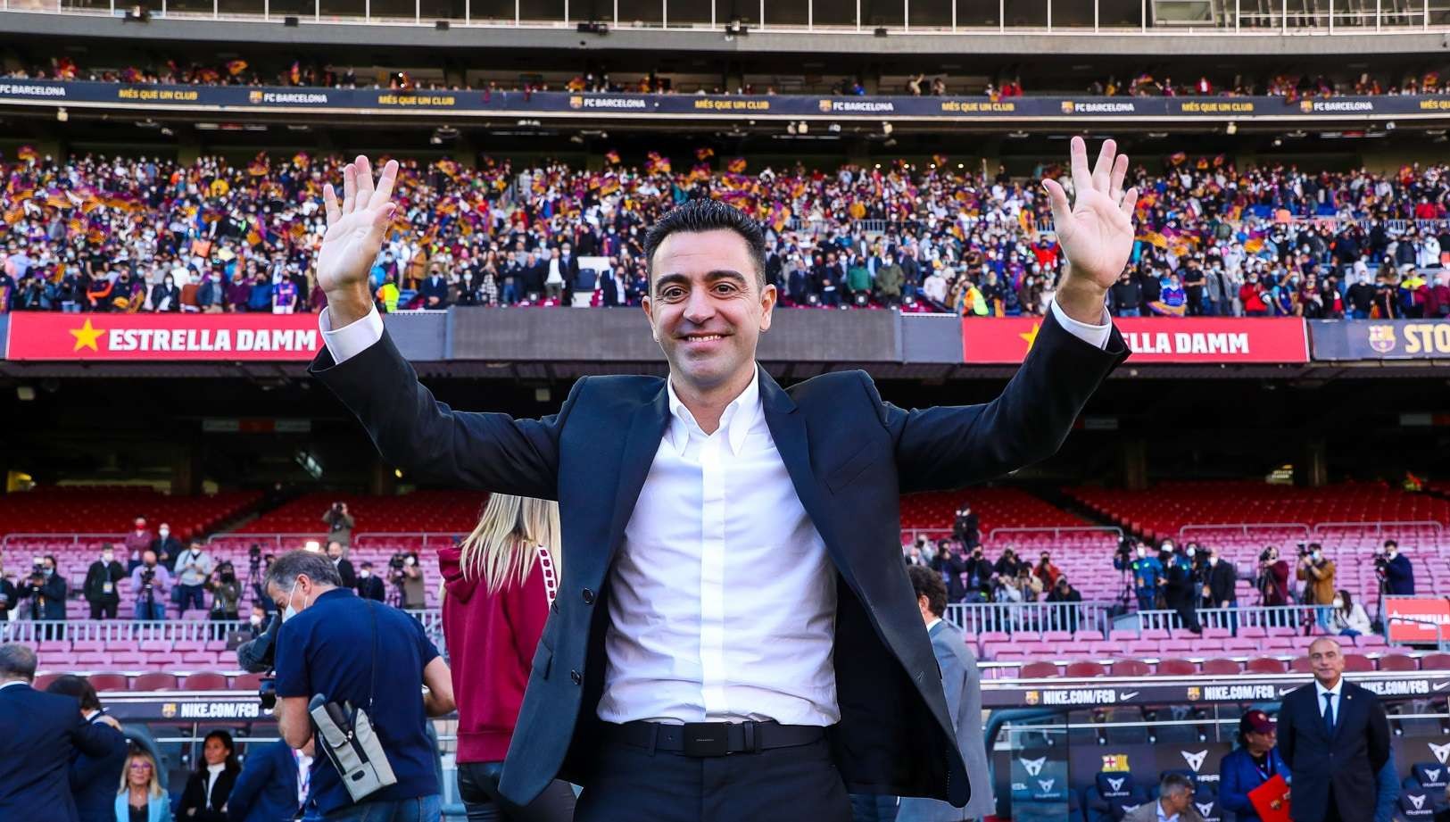 Xavi Hernandez saat diperkenalkan di hadapan fans Barcelona di Camp Nou. (Foto: Twitter/@FCBarcelona)