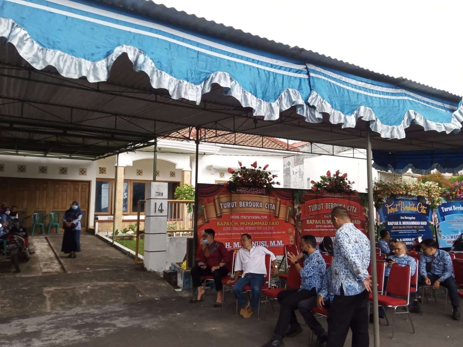 Rumah duka mantan Bupati Malang periode 1995-2000 di Jalan Borobudur Agung Barat, Kota Malang. (Foto: Lalu Theo/Ngopibareng.id)