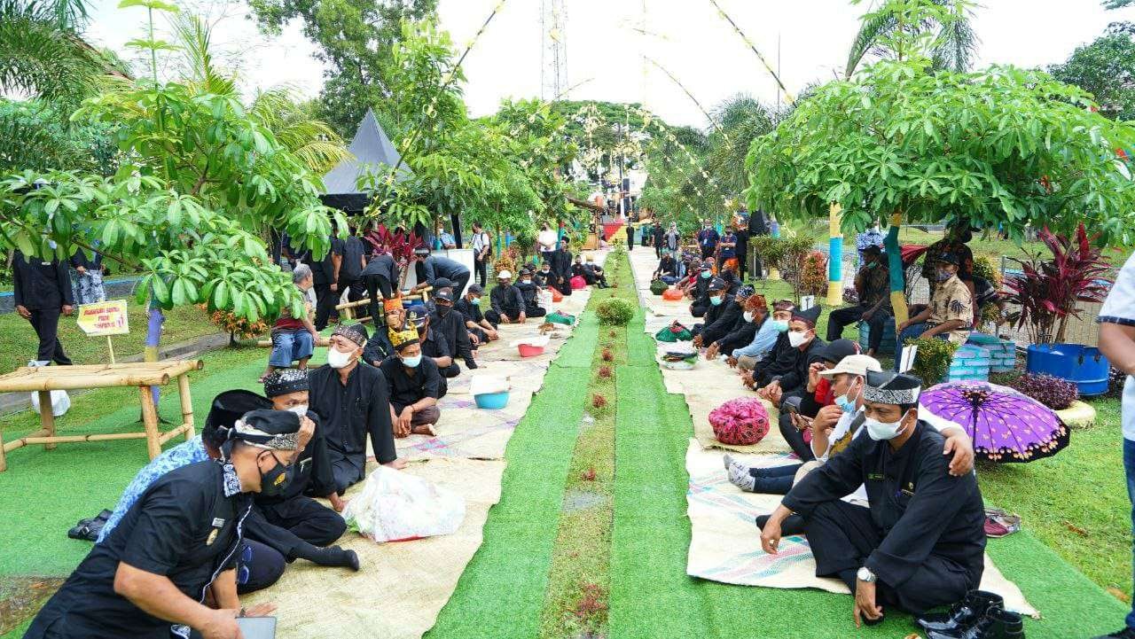 Warga menggelar tradisi Bubak Sawah mengawali musim tanam. Melalui tradisi ini, mereka berharap tidak ada gangguan (foto:istimewa)