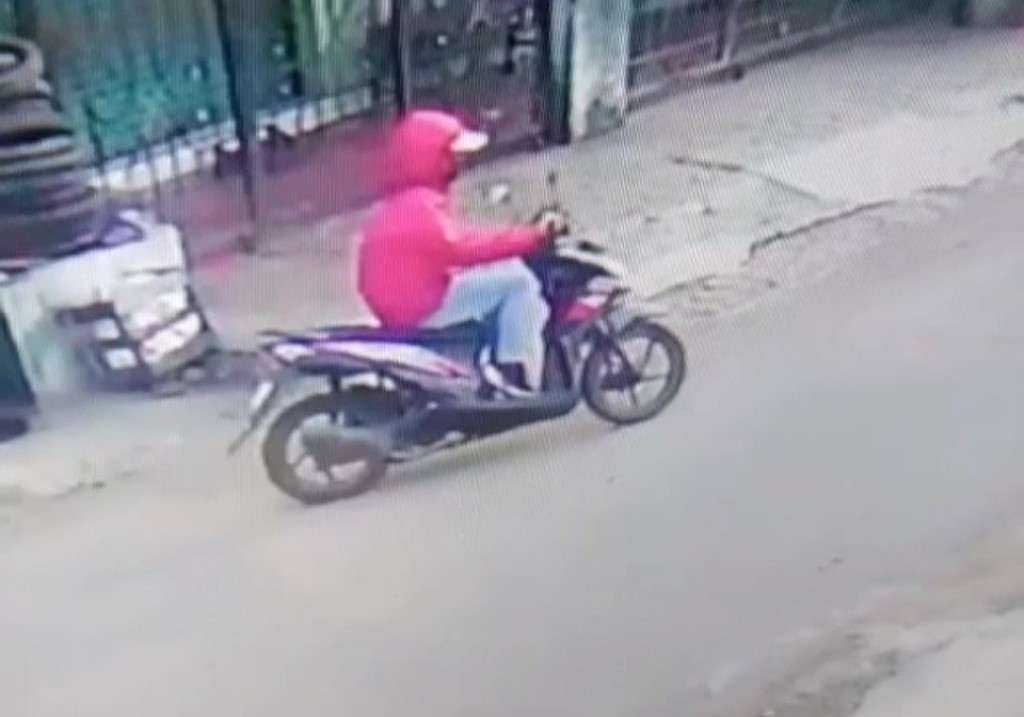 Pelaku begal pantat terekam CCTV warga. (Foto: Instagram)