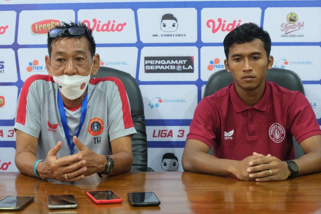 Pelatih Kepala Persedikab Tony Ho didampingi Kapten Tim, Mohammad Khanafi dalam jumpa pers, Rabu,10 Oktober 2021 (Foto: Istimewa)