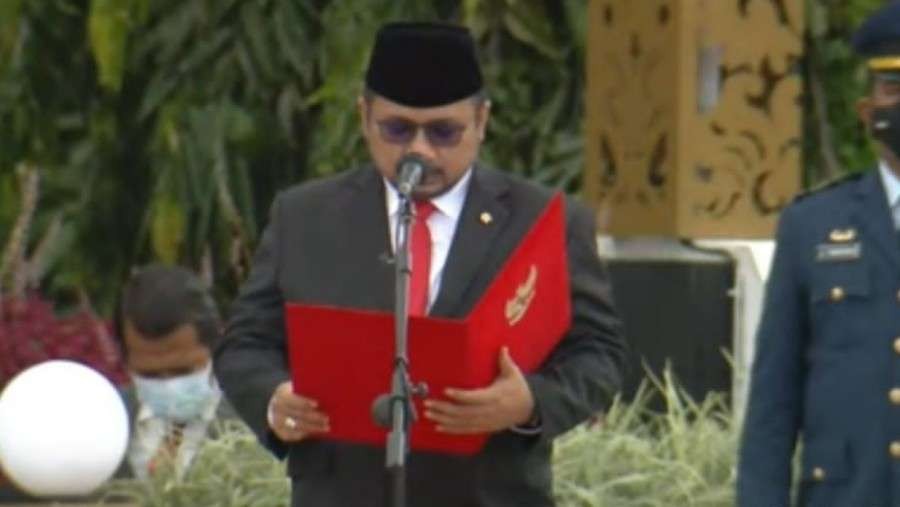 Menag Yaqut Cholil Qoumas saat memimpin doa pada upacara hari pahlawan tahun 2021. (Foto: Kemenag)