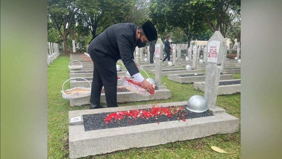 Menag Yaqut Cholil Qoumas melakukan tabur bunga dalam rangka Hari Pahlawan, di TMP Kalibata, Rabu 10 November 2021. (Foto: Kemenag)