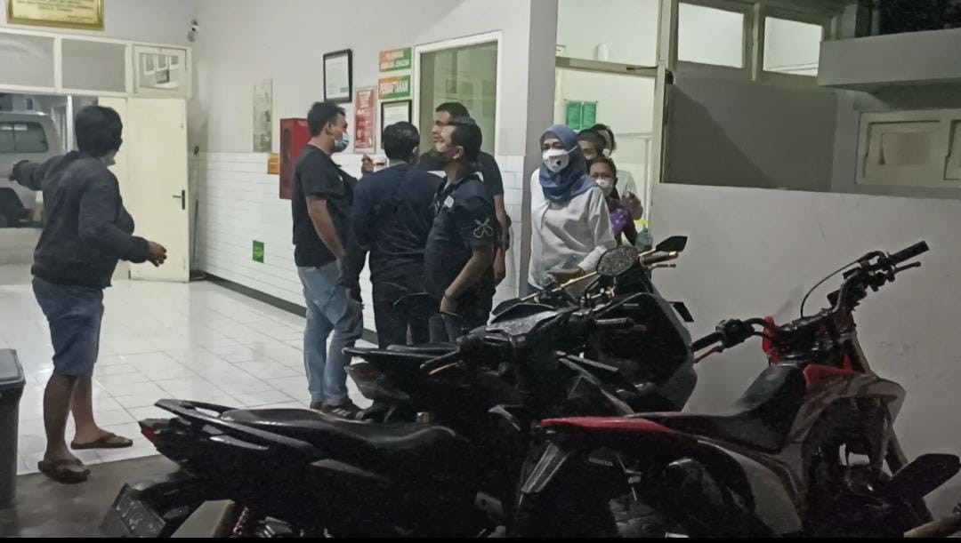 Pihak keluarga korban saat ikut mengantar jenazah ke RSUD Dr. Soetomo (Foto: Istimewa)