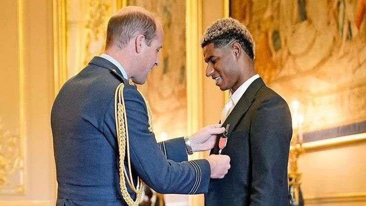 Marcus Rashford menerima penghargaan MBE dari Kerajaan Inggris yang diwakili Pangeran William. (Foto: Instagram Marcus Rashford)