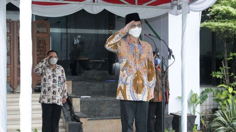 Staf Khusus Menag dan Juru Bicara Kemenag Abdul Rochman, pimpin Upacara Peringatan Hari Pahlawan, 10 November 2021. (Foto: Kemenag)