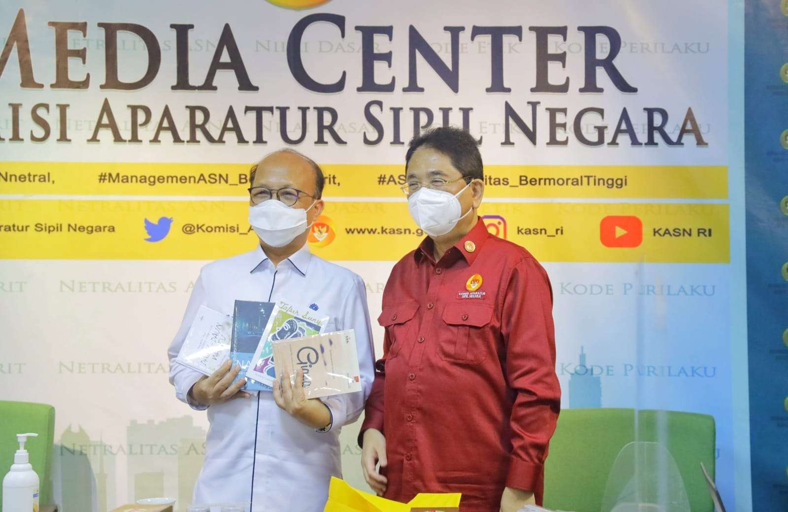 Sekretaris Jenderal Kemnaker, Anwar Sanusi saat menerima penghargaan dari Komisi Aparatur Sipil Negara, Rabu 10 Noevember 2021. (Foto: Istimewa)