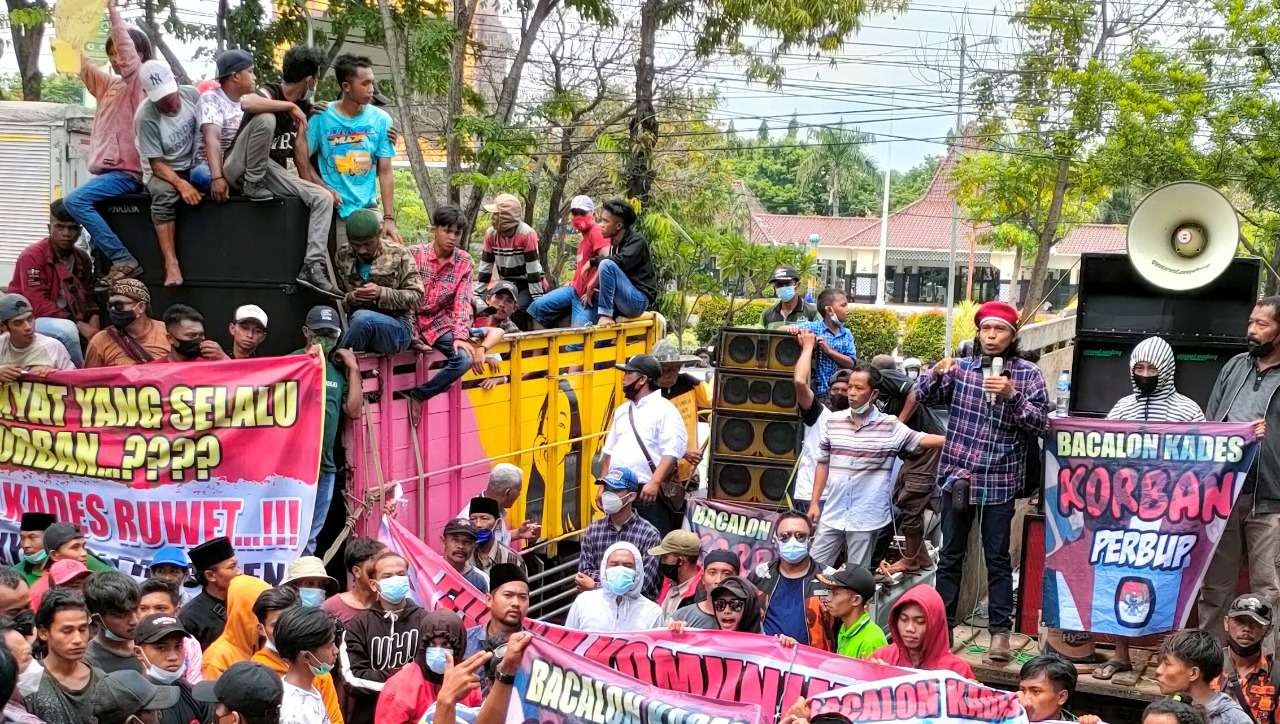 Demonstrasi mewarnai proses pendaftaran bacakades di Kabupaten Probolinggo, beberapa hari lalu.  (Foto: Ikhsan Mahmudi/Ngopibareng.id)