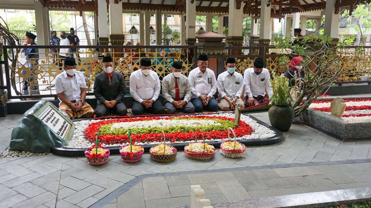 Ziarah di makam Presiden KH Abdurrahman Wahid yang dilakukan pejabat Pemkab Jombang usai upacara Hari Pahlawan. (Foto: Istimewa)