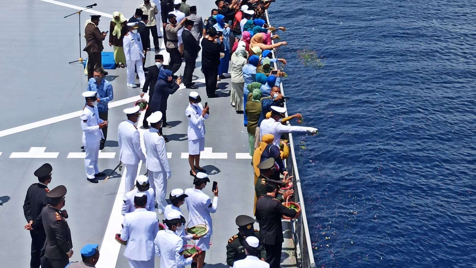 Prosesi tabur bunga dari atas KRI Surabaya di perairan sekitar tenggelamnya KRI Nanggala, pada Rabu 10 November 2021. (Foto: Muh Hujaini/Ngopibareng.id)