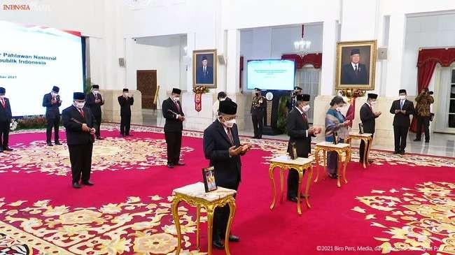 Menag Gus Yaqut mendapat kesempatan membaca doa pada penganugerahan gelar Pahlawan Nasional. (Foto: Kemenag)