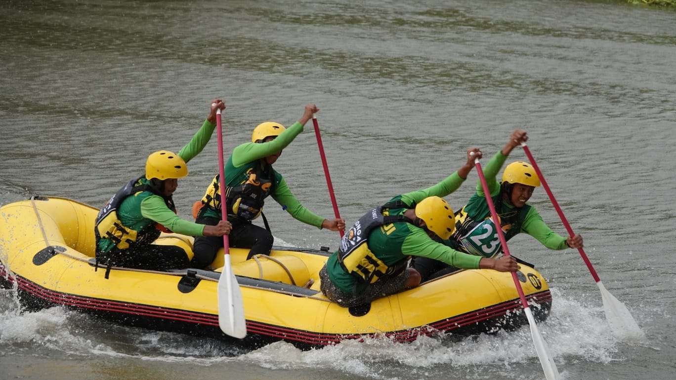 Atlet arung jeram dari Kabupate Probolinggo saat seleksi daerah Jawa Timur di Mojokerto. (Foto: FAJI)