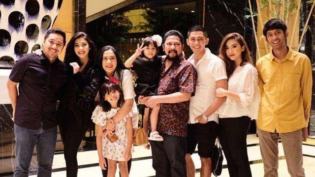 Naysilla Mirdad dan sang kekasih, Roestiandi Tsamanov (kiri) bersama keluarga Lydia Kandau, Jamal Mirdad, dan saudaranya. (Foto: Instagram)