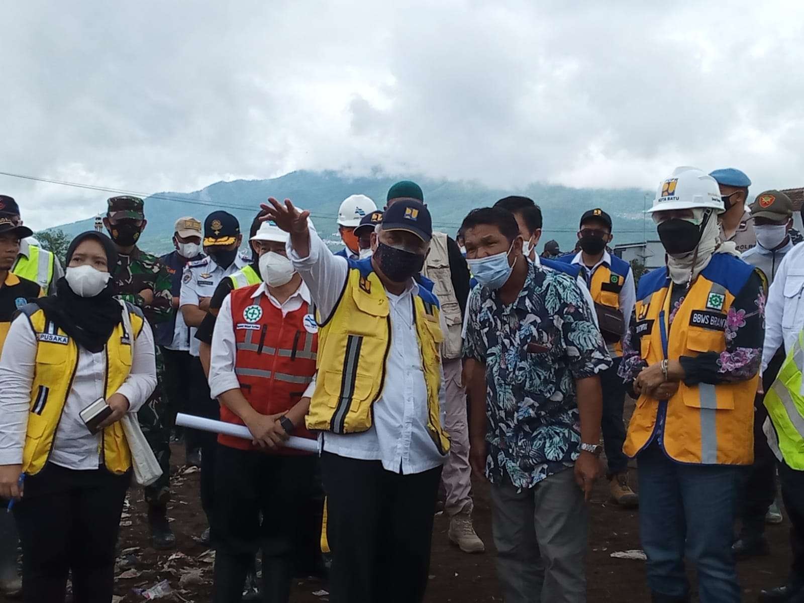 Menteri PUPR, Basuki Hadimuljono saat meninjau lokasi terdampak banjir di Dusun Sambong, Desa Bulukerto, Kecamatan Bumiaji, Kota Batu, Jawa Timur. (Foto: Lalu Theo/Ngopibareng.id)