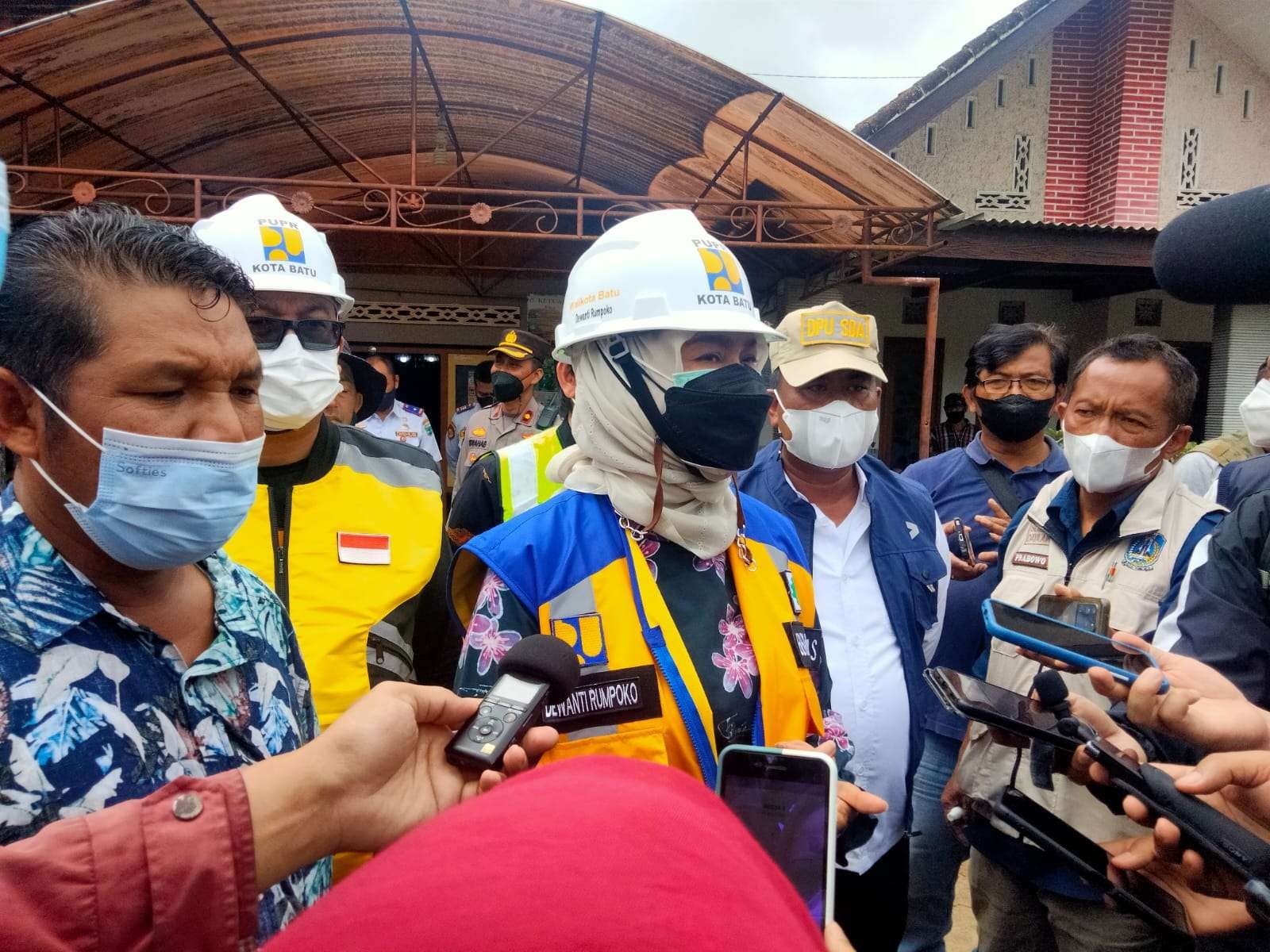 Walikota Batu, Dewanti Rumpoko saat ditemui di lokasi banjir Dusun Sambong, Desa Bulukerto, Kecamatan Bumiaji, Kota Batu, Jawa Timur. (Foto: Lalu Theo/Ngopibareng.id)