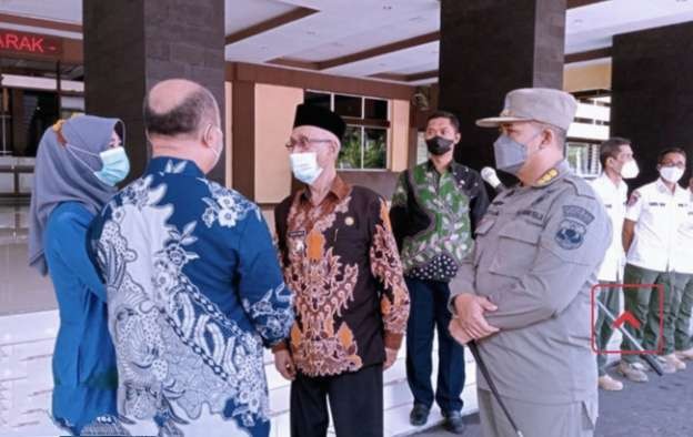 Bupati Bondowoso KH. Salwa Arifin bersama Kepala Satpol PP Slamet Yantoko berbincang dengan panitia Pilkades Serentak Kabupaten usai apel pasukan Satpol PP. (foto: humas Bondowoso)