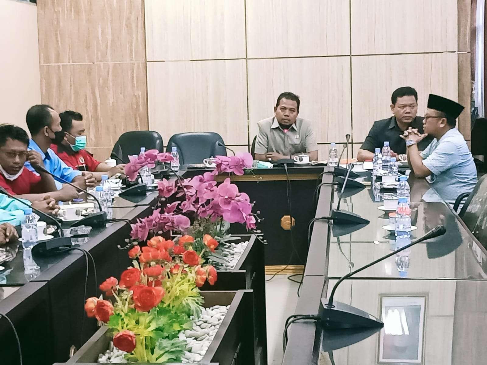 Hearing warga Glundengan dengan Komisi A DPRD Jember. (Foto:Rusdi/Ngopibareng.id)