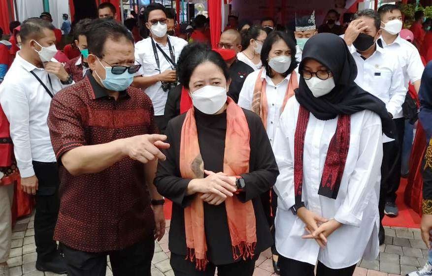 Ketua DPR RI Puan Maharani saat berkunjung ke Fish Market, Kelurahan Kampung Mandar, Banyuwangi, Jawa Timur. (Foto: Muh Hujaini/Ngopibareng.id)