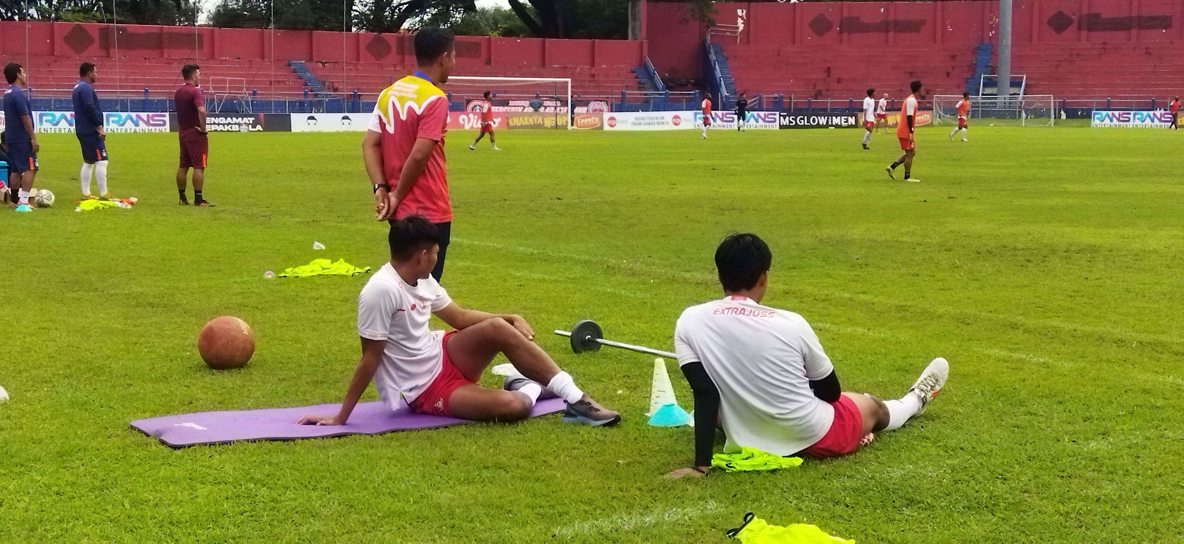 Vava Mario Zagalo pemain belakang Persik Kediri mengalami cedera. (Fendhy Plesmana/Ngopibareng. id)