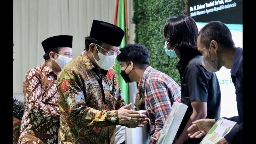 Dirjen Bimas Islam menyerahkan hadiah kepada pemenang Lomba UPQ Fest 2021, Kamis 11 November 2021) (Foto: Bimas Islam)