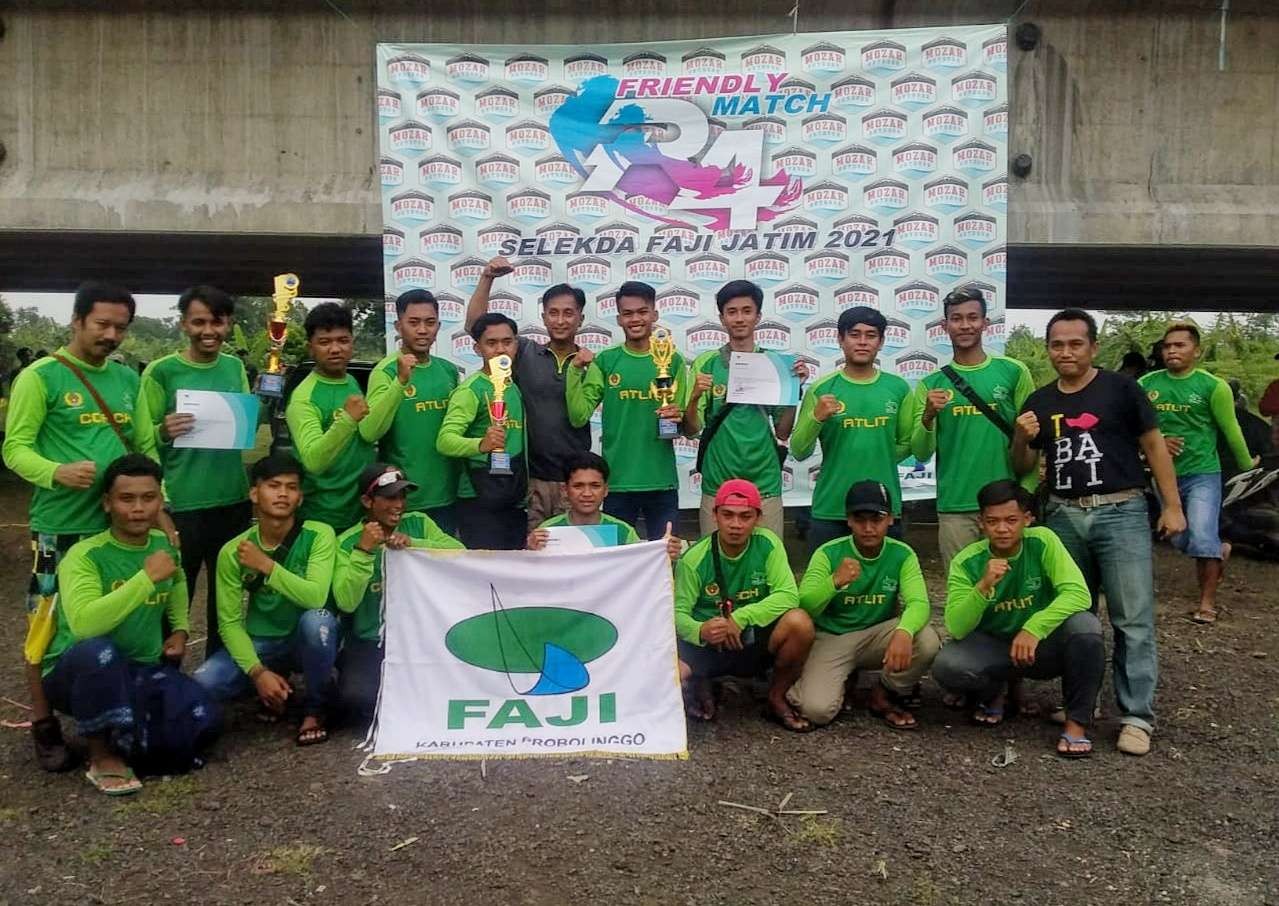 Para atlet arung jeram dari Kabupaten Probolinggo berpose setelah memborong semua juara pada Selekda Jawa Timur di Mojokerto, Kamis- Jumat. (Foto: FAJI)