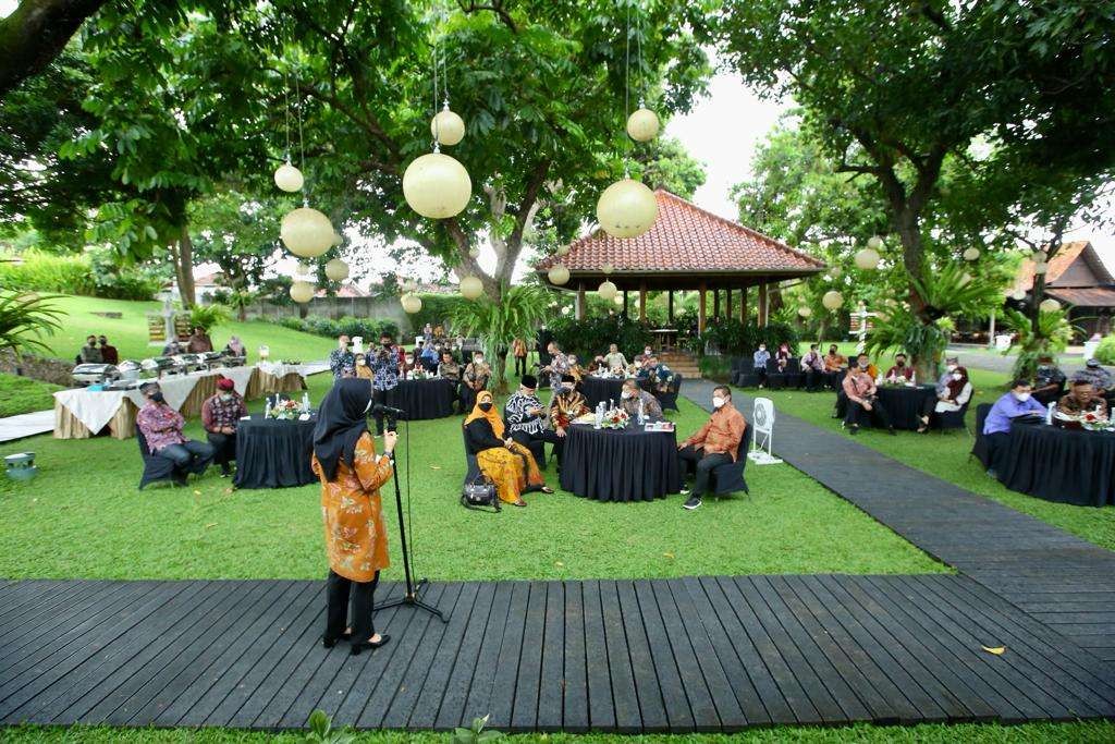 Bupati Banyuwangi Ipuk Fiestiandani bertemu dengan rombongan Bupati Cianjur Herman Suherman dan Bupati Malang M. Sanusi di Pendopo Saba Swagatha Blambangan, Banyuwangi, Jawa Timur. (Foto: Istimewa)