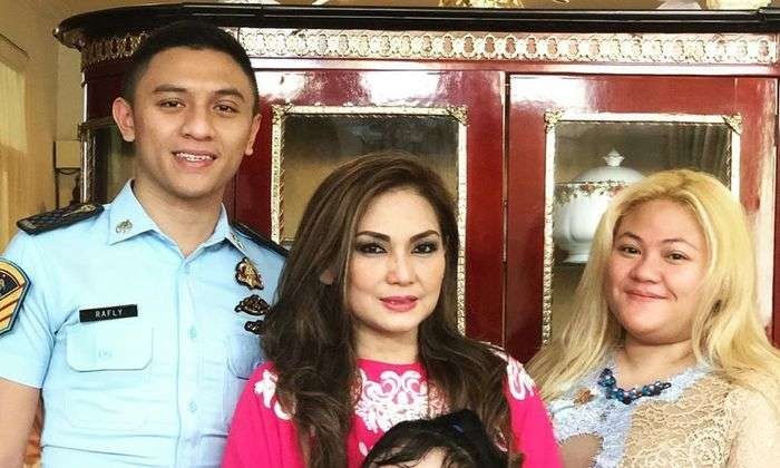 Olivia Nathania bersama suami, Rafly, dan ibunya,, Nia Daniaty. (Foto: Instagram)