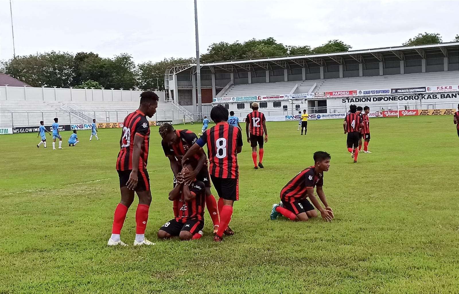 Pemain Persewangi merayakan gol pertama ke gawang PSSS Situbondo. (Foto: Muh Hujaini/Ngopibareng.id)