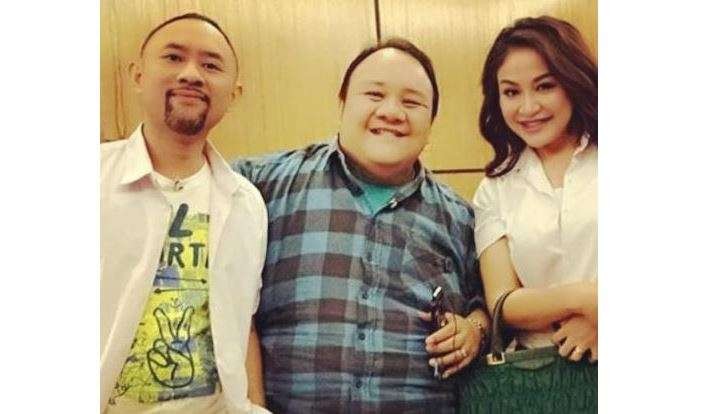 Rony Dozer diapit sahabatnya di sitkom Extravaganza, yakni Ronald dan Virnie Ismail. (Foto: Instagram @virnieismail)