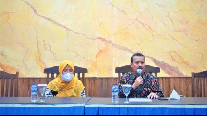 Koordinator Tim Dokar UB, Zubaidah Ningsih (kiri) dan Ketua Pengadilan Agama Kabupaten Malang, Suhartono (kanan) saat acara penyampaian hasil ulasan layanan inklusif di PA Kabupaten Malang (Foto: istimewa)